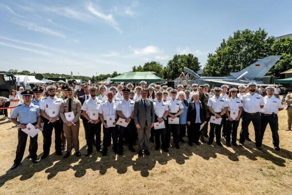 Ministerpräsident Boris Rhein ehrt mutige Retter bei Hessentag in Bad Vilbel.