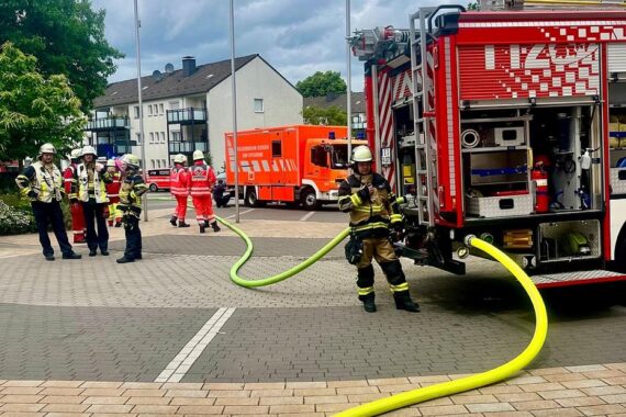 Feuerwehr im Einsatz bei Brand in Förderschule für Gehörlose, Rauch und Evakuierung sichtbar.