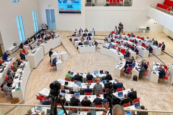 Sitzung im Brandenburger Landtag: Abgeordnete diskutieren über den neuen Doppelhaushalt 2024/2025.