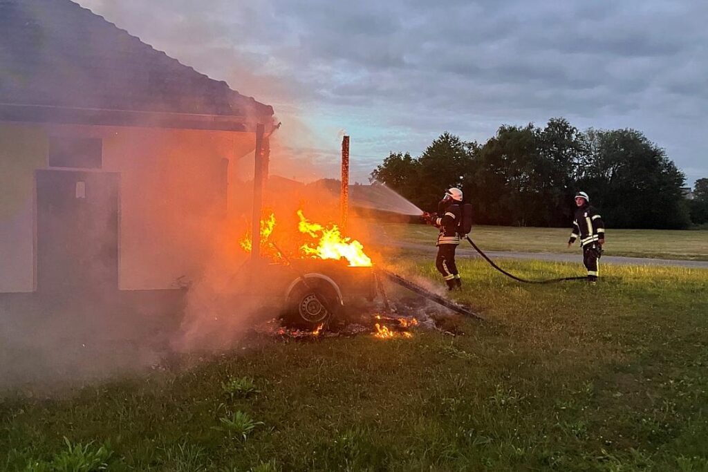 Brennender Fahrzeuganhänger in Mülheim an der Ruhr