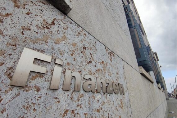 Bei dem Bild sollte das Finanzministerium in Berlin, symbolisierte Schulden und Haushaltsverhandlungen dargestellt werden.