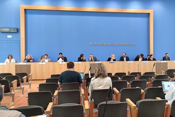 Regierungssprecher erläutert Deutschlands Position zur NATO und dem Iran-Konflikt während Pressekonferenz.