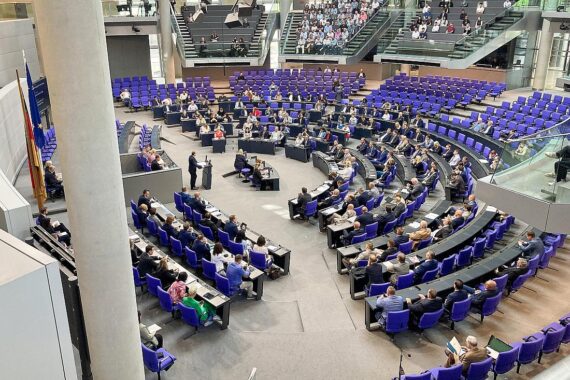 Abgeordnete im Bundestag stimmen über Aussetzung des Familiennachzugs für subsidiär Schutzberechtigte ab.