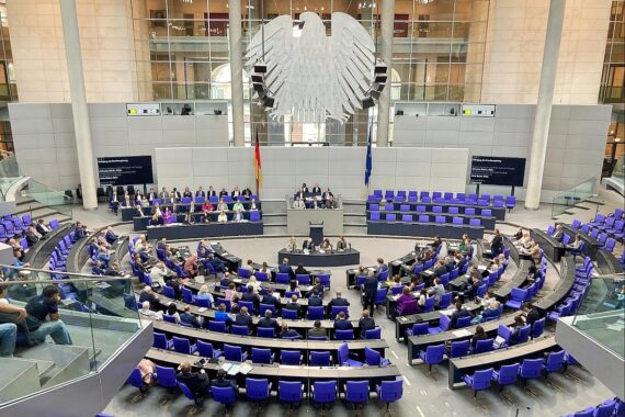 Bundestagsabgeordnete debattieren über das neue Investitionssofortprogramm der Regierung in Berlin.