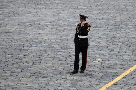 Soldat steht vor dem Kreml, symbolisiert Bedrohung durch Russland und neue Militärstrategie Deutschlands.