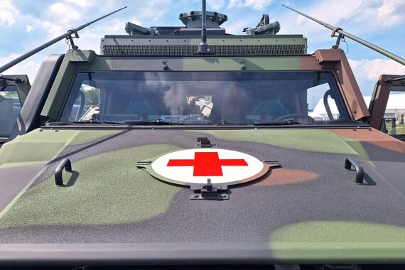 Bundeswehr-Sanitätsfahrzeug fährt während großer Verlegeübung durch Hameln-Pyrmont bis Nordrhein-Westfalen.