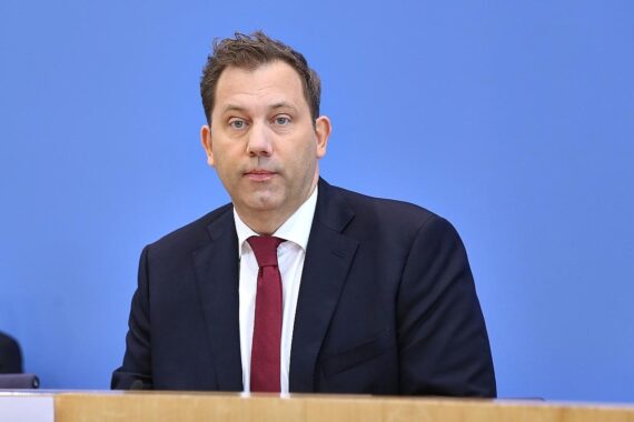 Lars Klingbeil bei einer politischen Veranstaltung zur Stromsteuer und Haushaltsentwurf in Berlin.