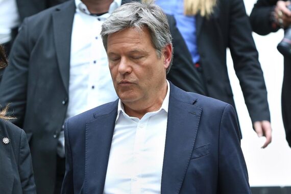 Robert Habeck im Mittelpunkt der Kritik zur grünen Stahlproduktion und Wasserstoffförderung.