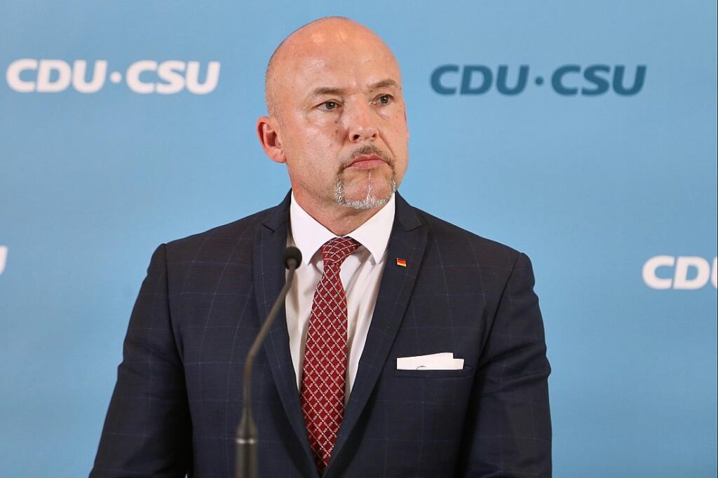 CSU-Landesgruppenchef verschärft Vorwürfe gegen Pro Asyl