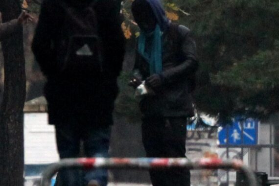 Ein Bild von Drogenkonsumräumen mit Menschen, um Aufklärung über Drogenabhängigkeit zu zeigen.