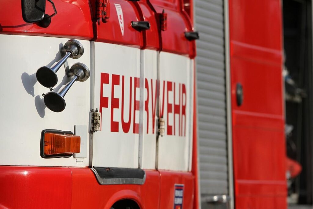 Dachstuhlbrand in Bad Neuenahr-Ahrweiler greift auf Nachbarhaus über