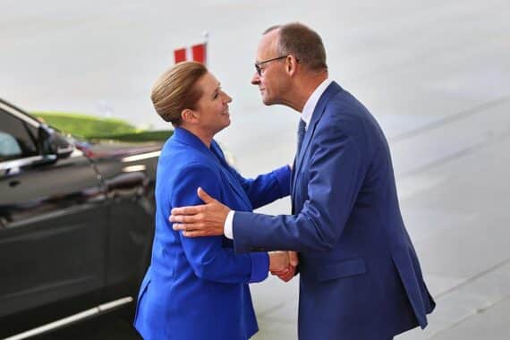 Mette Frederiksen und Friedrich Merz im Kanzleramt, militärische Ehren und bilaterale Gespräche.