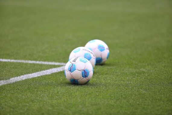 Frauenfußballteam feiert Titelverteidigung bei Europameisterschaft, Fußball und Medaillen im Fokus.