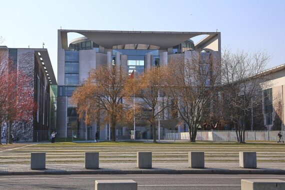 Bundeskanzler Merz tagt mit Sicherheitskabinett nach US-Angriffen auf iranische Nuklearanlagen.