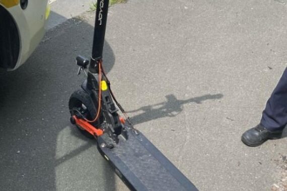 Gestohlener E-Scooter mit Kennzeichen 602HXF, Polizei bittet um Hinweise aus der Bevölkerung.