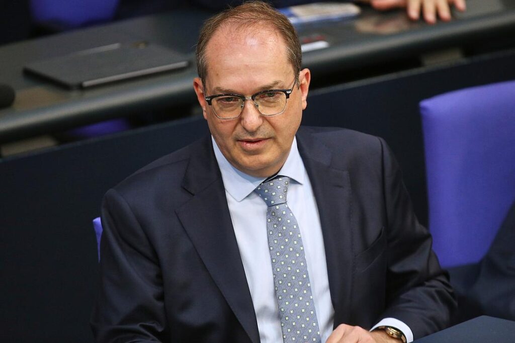 Dobrindt stellt Fünf-Punkte-Plan für "Cyber Dome" auf