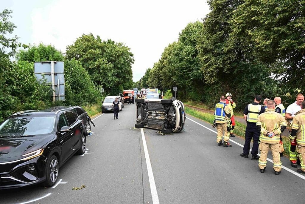 Drei Verletzte bei Verkehrsunfall auf Landstraße in Pulheim-Brauweiler