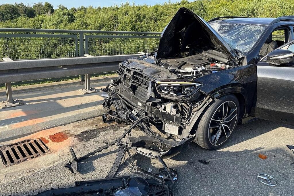 Drei Verletzte nach Unfall auf A44 bei Büren-Wewelsburg