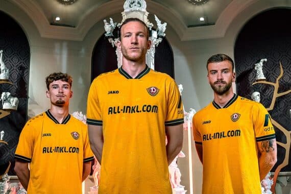 Drei Spieler präsentieren das neue gelbe Heimtrikot von Dynamo Dresden in Meissen.