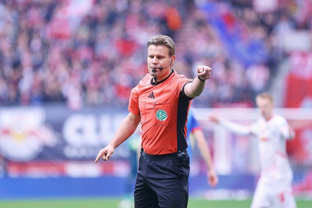 Ex-Schiedsrichter Brych erwartet mehr KI-Einsatz bei Fußballspielen