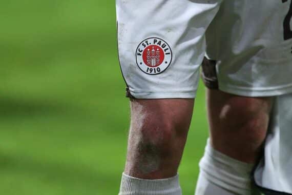 Ein leidenschaftlicher Spieler des FC St. Pauli im Team-Trikot feiert den Neuzugang.