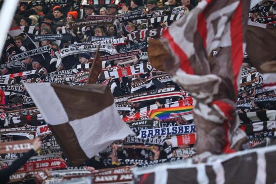 Bild von FC St. Pauli-Fans, Feierstimmung, Vereinstradition und bevorstehender Präsidiumswahl am 15. November.