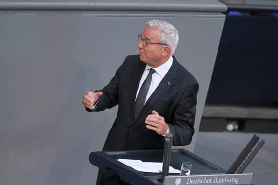 Thomas Strobl unter Beschuss: Kritik an Erinnerungslücken und mangelnder Verantwortung im Untersuchungsausschuss.