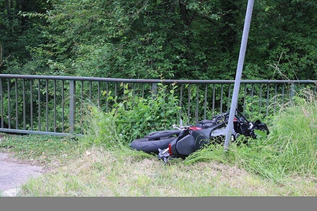 Fahrschülerin stürzt mit Motorrad fünf Meter tief in Odenthal