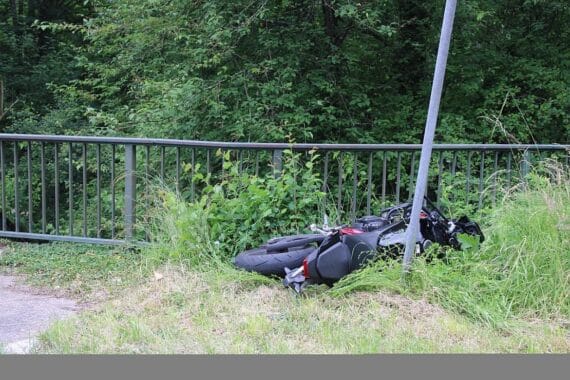 Motorradunfall: Fahrschülerin stürzt in Unterführung, Hubschrauber bringt sie ins Krankenhaus.