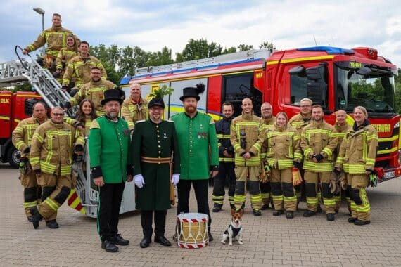 Feuerwehrfahrzeuge sichern Gildefest, während Tausende Besucher feiern; Sicherheit bleibt gewährleistet.