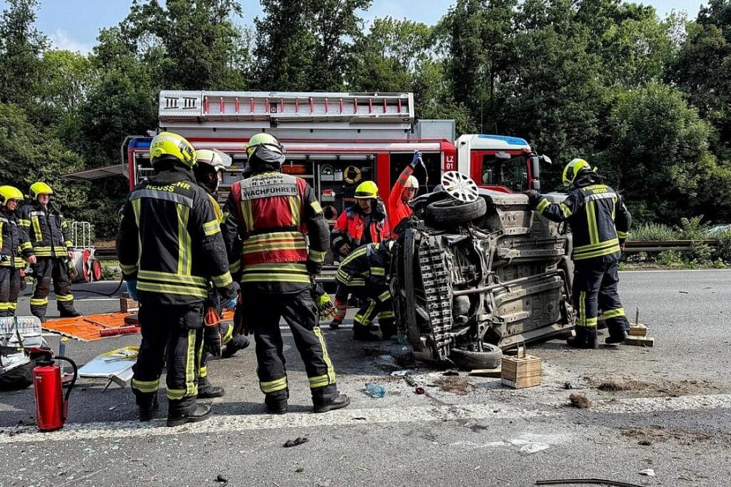 Feuerwehr befreit eingeschlossene Person nach Unfall auf A57 bei Neuss