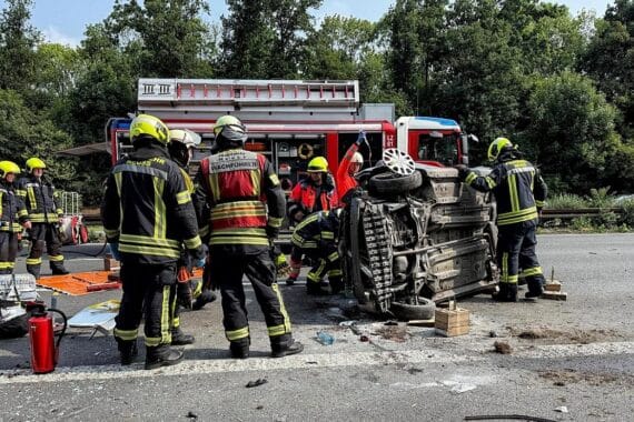 Einsatzfahrzeuge der Feuerwehr und Rettungsdienste an einem Verkehrsunfall auf der Autobahn.