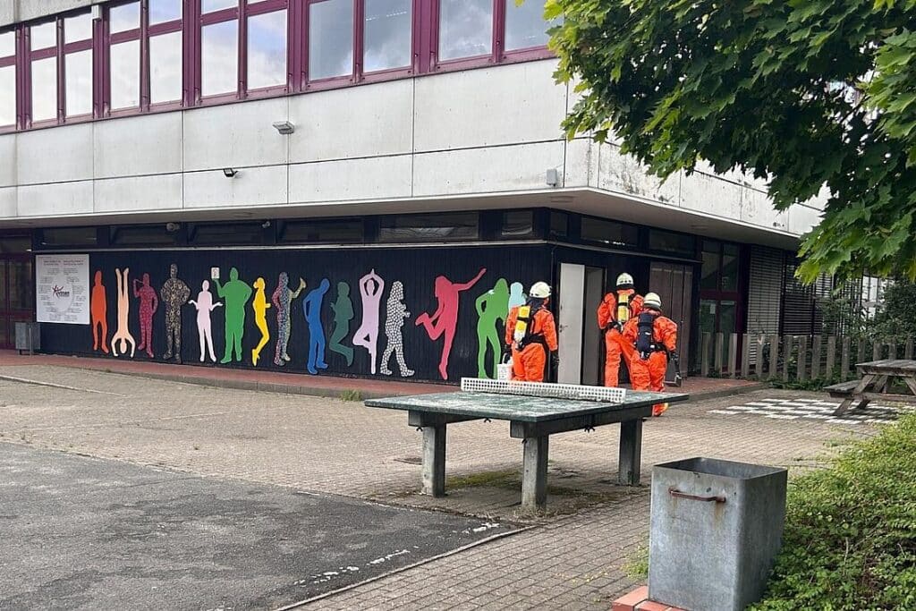 Feuerwehr rückt wegen chemischem Geruch an Berufsschule in Zeven aus