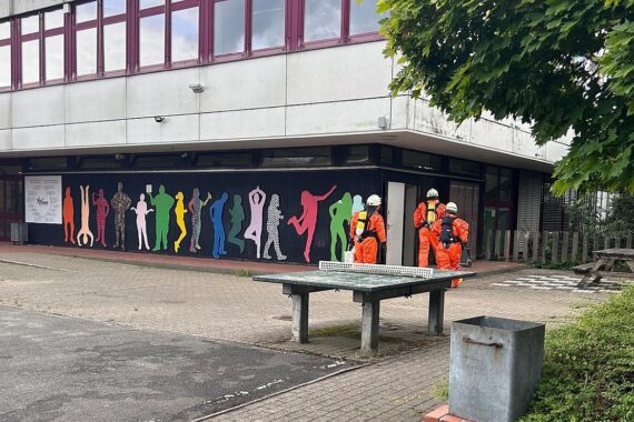 Feuerwehr im Einsatz mit Schutzanzügen, Gefahrstoffe, rettungswagen, chemischer Geruch, Reinigung.