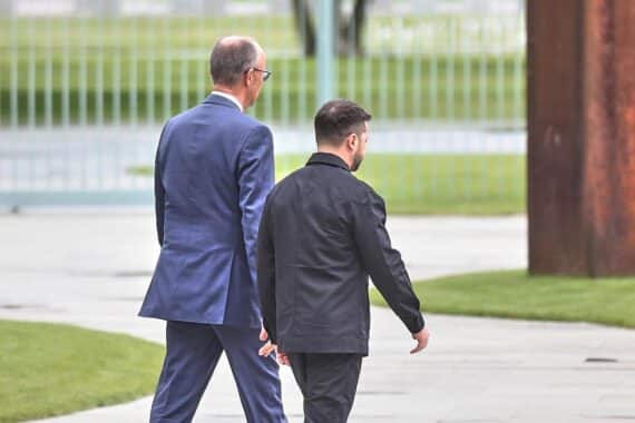 Friedrich Merz und Wolodymyr Selenskyj diskutieren über finanzielle Unterstützung und NATO-Mitgliedschaft der Ukraine.