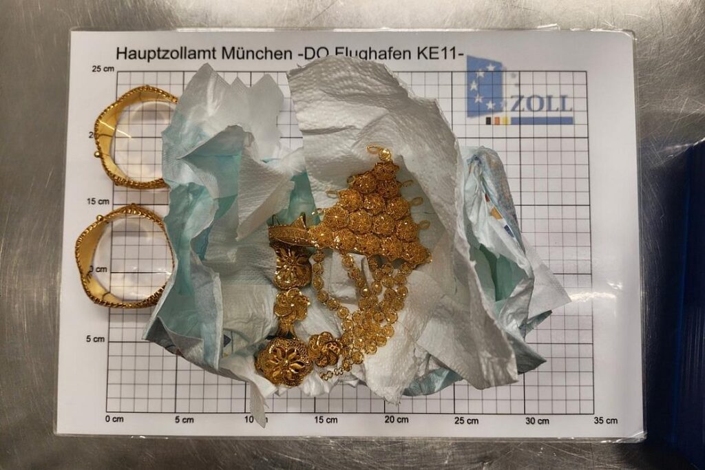Frau schmuggelt Goldschmuck in Babywindeln am Münchner Flughafen