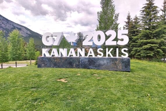 Logo des G7-Gipfels 2025 in Kanada mit politischen Themen: Freier Handel, Ukraine, Nahost-Konflikt.