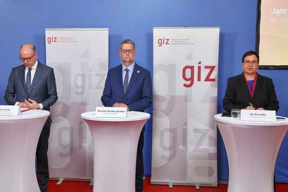 Pressekonferenz zur internationalen Kooperation: GIZ-Logo, Thorsten Schäfer-Gümbel spricht vor Publikum.