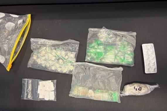 Polizeibeamte beschlagnahmen Drogen aus verstecktem Bereich in einem Fahrzeug nahe Aachen.