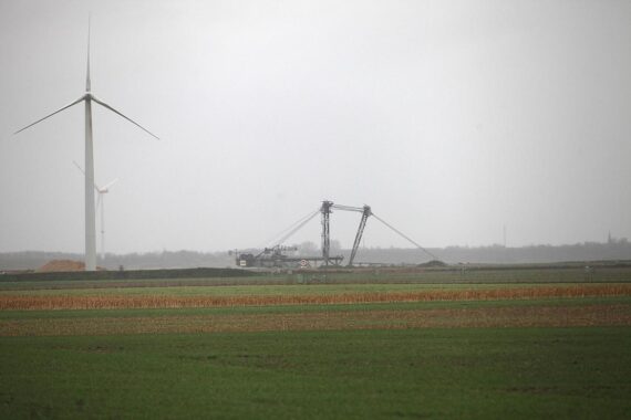 Windrad und Schaufelradbagger symbolisieren den Strukturwandel in europäischen Kohleregionen.