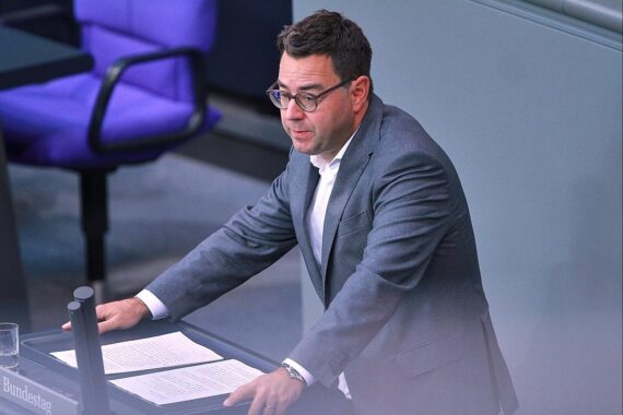 Ein Bild von Sebastian Schäfer, bei einer Debatte oder Veranstaltung der Grünen in Berlin.