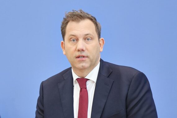 Lars Klingbeil spricht über Haushaltsprobleme und Schulden der Bundesregierung in Berlin.