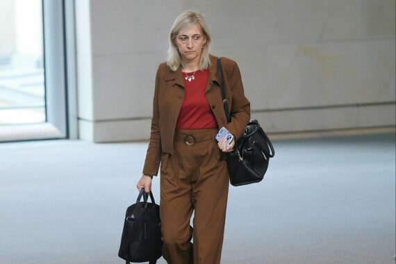 Politikerin Nina Warken steht im Zentrum der Kontroversen um Maskenbeschaffung und fehlende Transparenz.