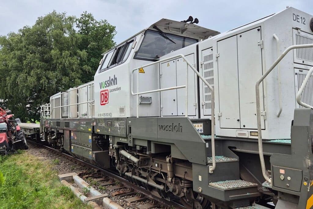 Güterzug kollidiert mit Traktor an unbeschranktem Bahnübergang in Beckedorf