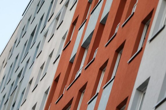 Plattenbauwohnungen symbolisieren den Kampf gegen Wohnraummangel und Regelungen zur Zweckentfremdung.