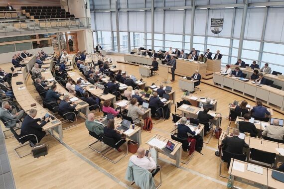 Landtagssitzung in Magdeburg: Politiker diskutieren über Mehrheiten und AfD-Kritik.