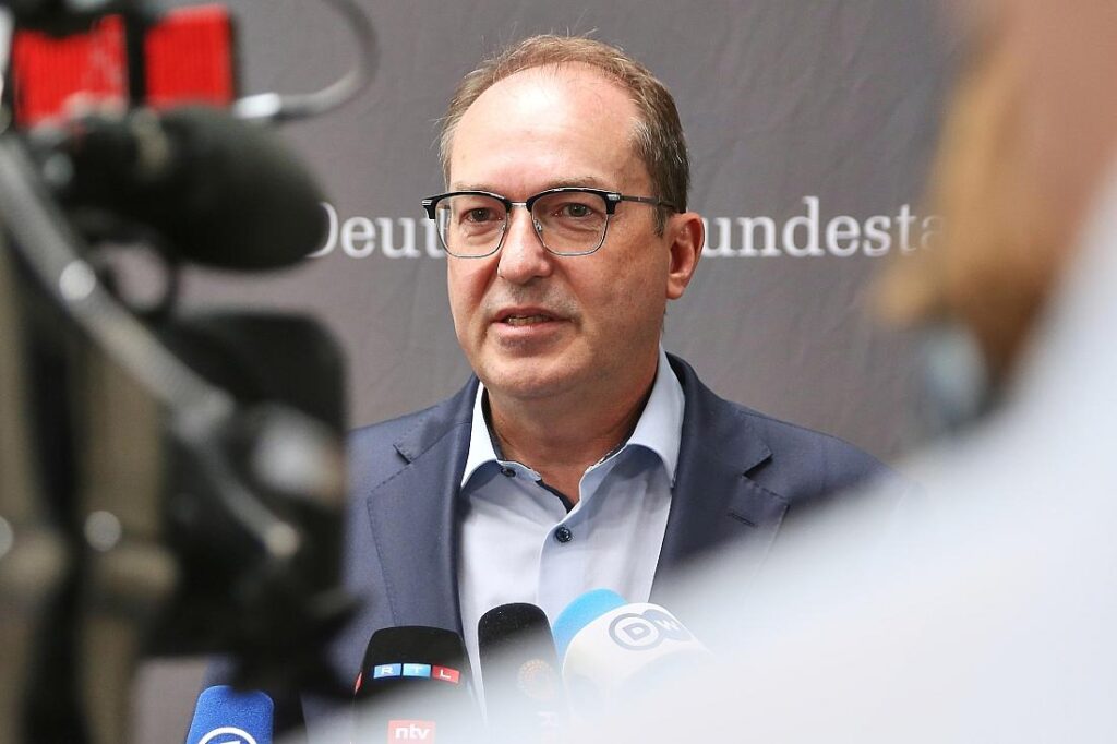 Hasspostings: Dobrindt will stärkere Kontrolle von Platformen