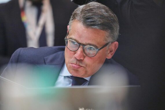 Boris Rhein präsentiert Investitionsoffensive zur Stärkung Hessens und Unterstützung der Kommunen.