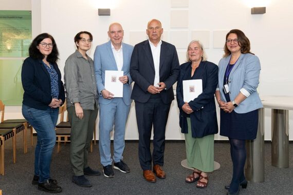 Roman Poseck übergibt Förderbescheide an kirchliche Organisationen zur Beobachtung von Abschiebungen.