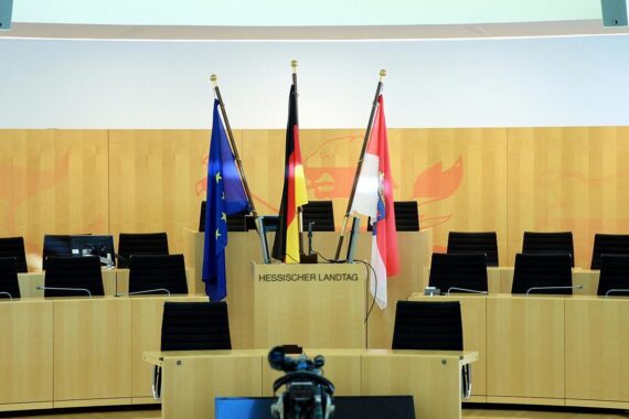 Hessischer Landtag: Symbol für Bürokratieabbau, Förderung bürgerfreundlicher Verwaltung und Lebensqualität.